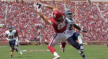 Concussions prompt Oklahoma TE Grant Calcaterra to retire. Choses Health